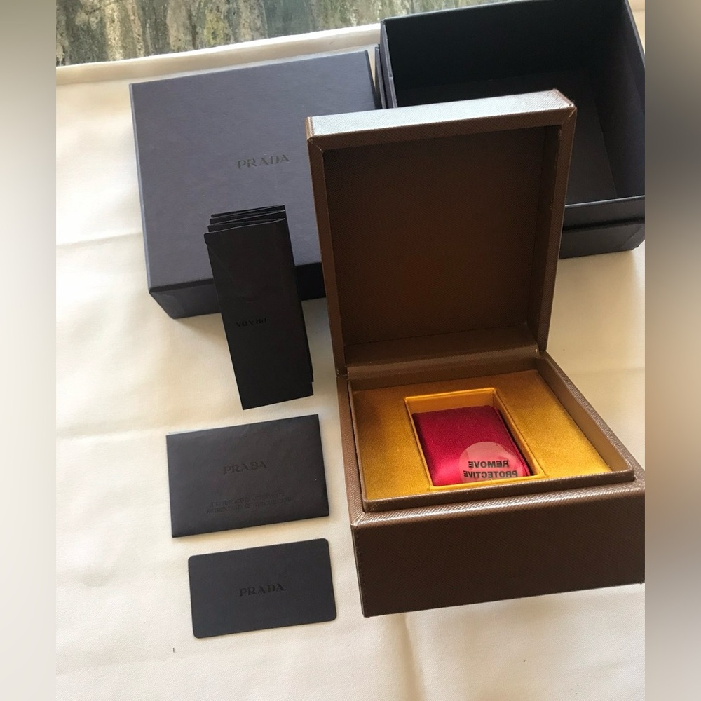 Collectors.Original PRADA brown watch box with metal "PRADA"emblem 4.5”/5”&cards - Picture 7 of 12